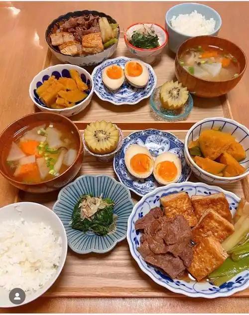 假如把你的一日三餐全换成日本人的饮食，你能撑到第几天。
 
这套饮食最难的地方不