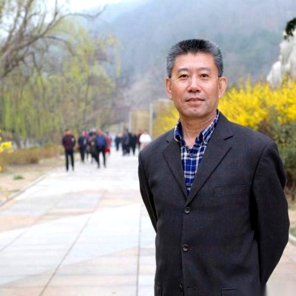 两千多年了，我们还在为一个“输家”过节。
他叫屈原。一辈子，就想把国家扶起来，结