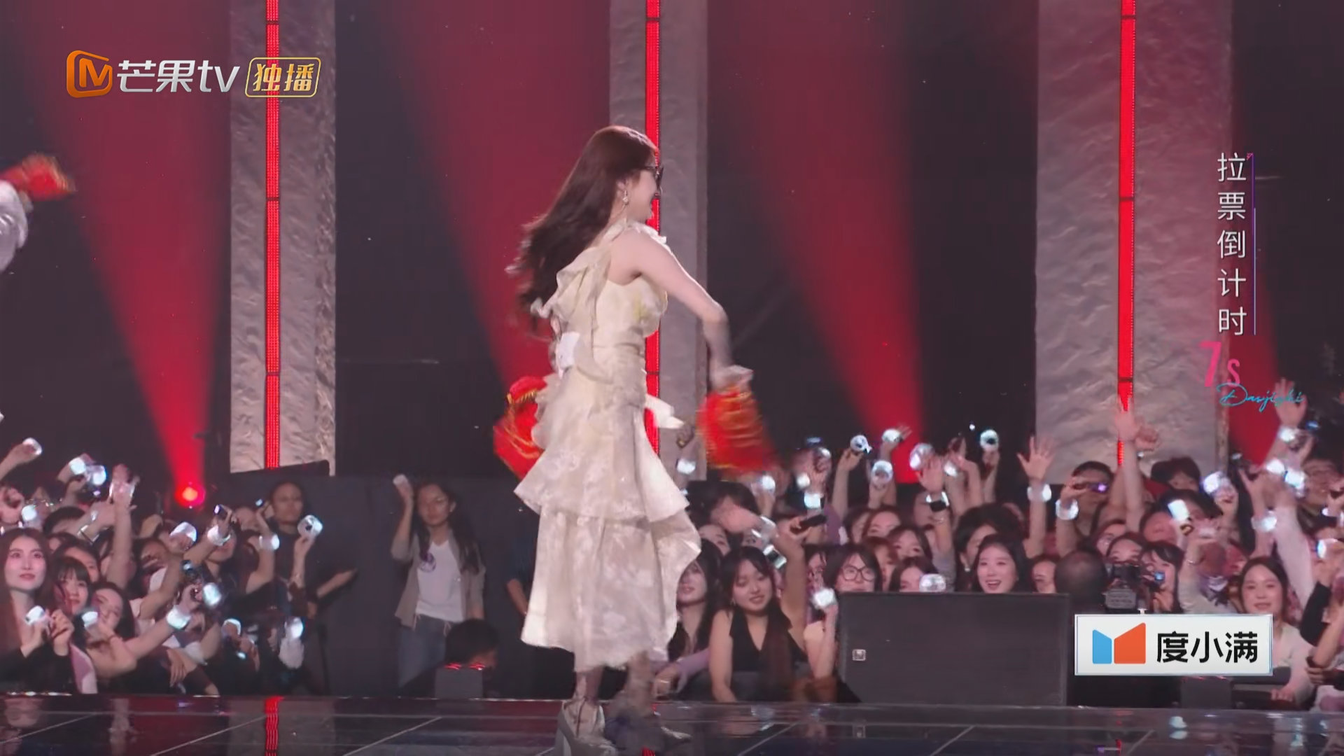 孙怡组全员抽象拉票 孙怡组拉票现场笑不活了！红手绢舞出各种奇招，姐姐们放飞自我，