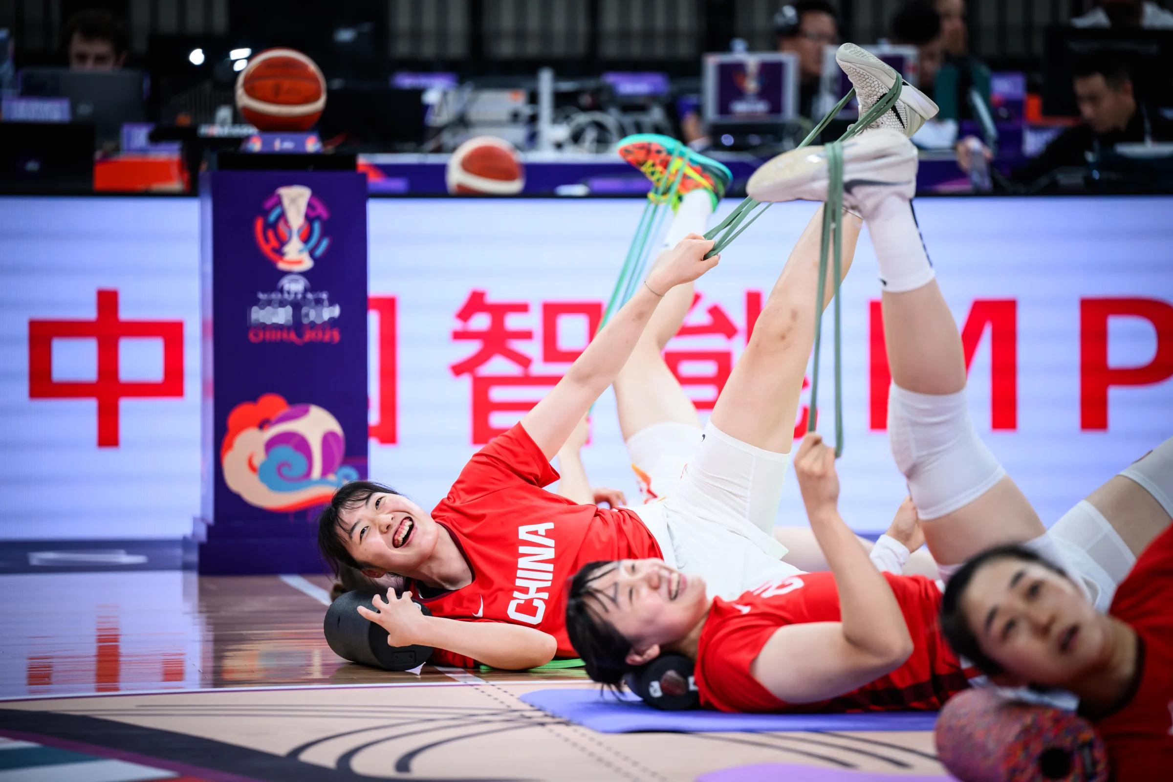 中国女篮vs印度尼西亚女篮女篮亚洲杯 中国女篮首秀来了！赛前热身图，张子宇也迎来