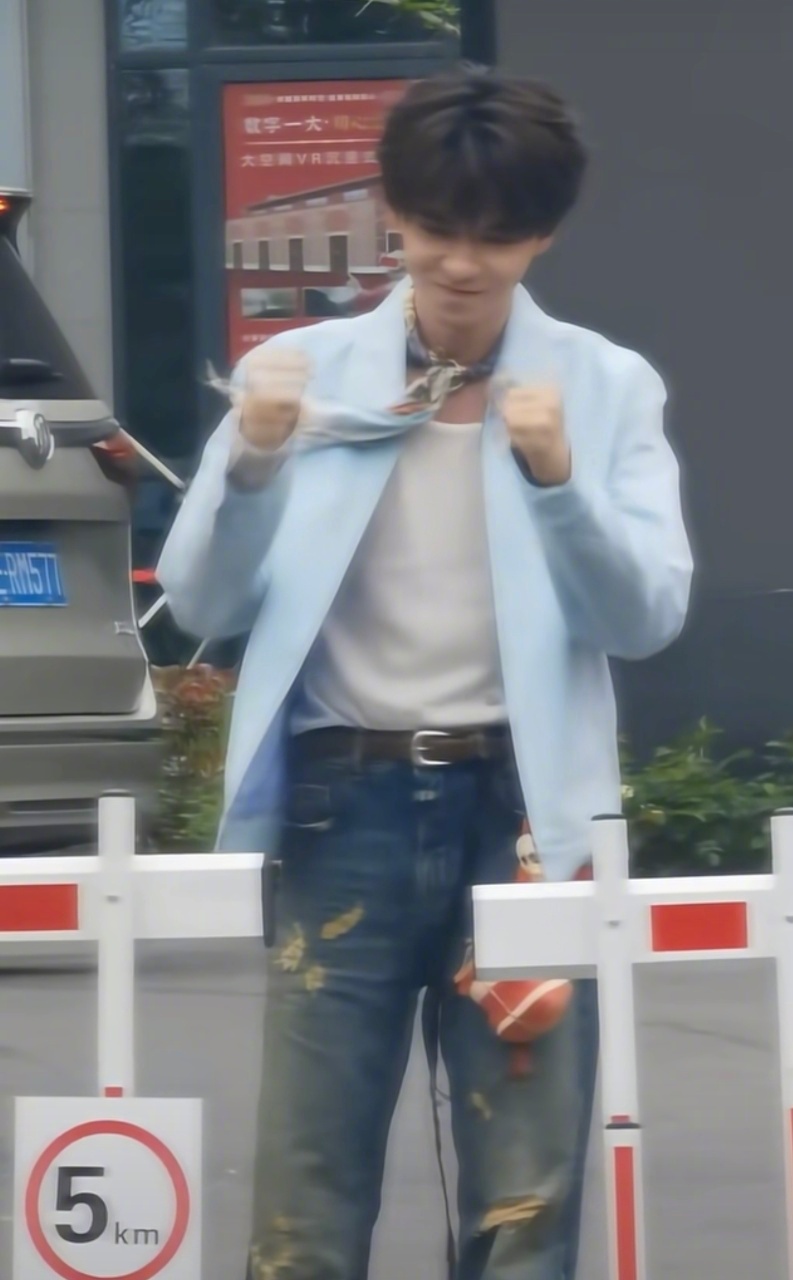 何浩楠上海录制天才厨人 今日《天才厨人》综艺录制，路透里他状态超好，和粉丝互动超