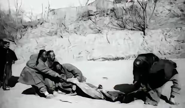 1944年，日军将一个光着身子的少女扔到了河边，临走时还踢了几脚。突然，一条狼狗