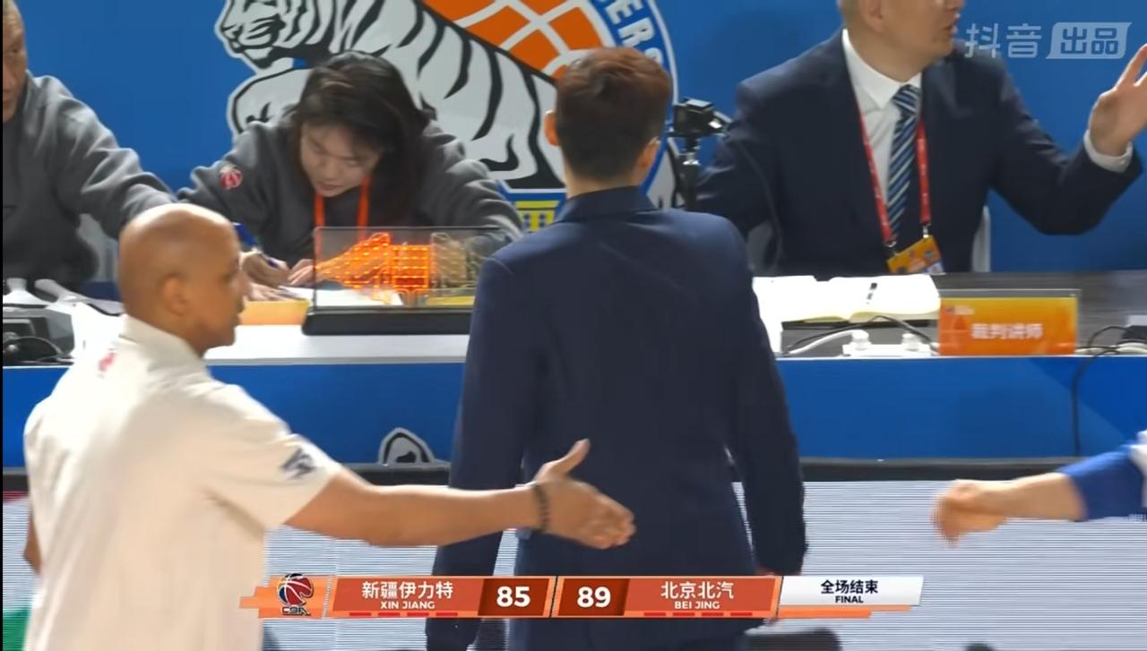 CBA的一场常规赛，
处于下课边缘的刘炜，
大战缺少周琦的北京男篮，
新疆男篮一