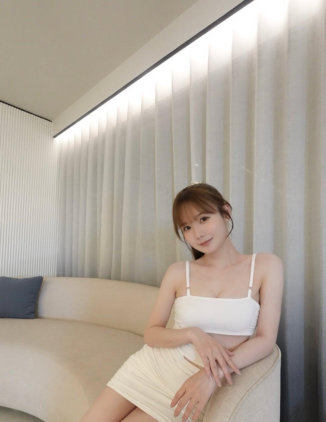 白色吊带裙搭配米色沙发，清新自然，轻松自在。