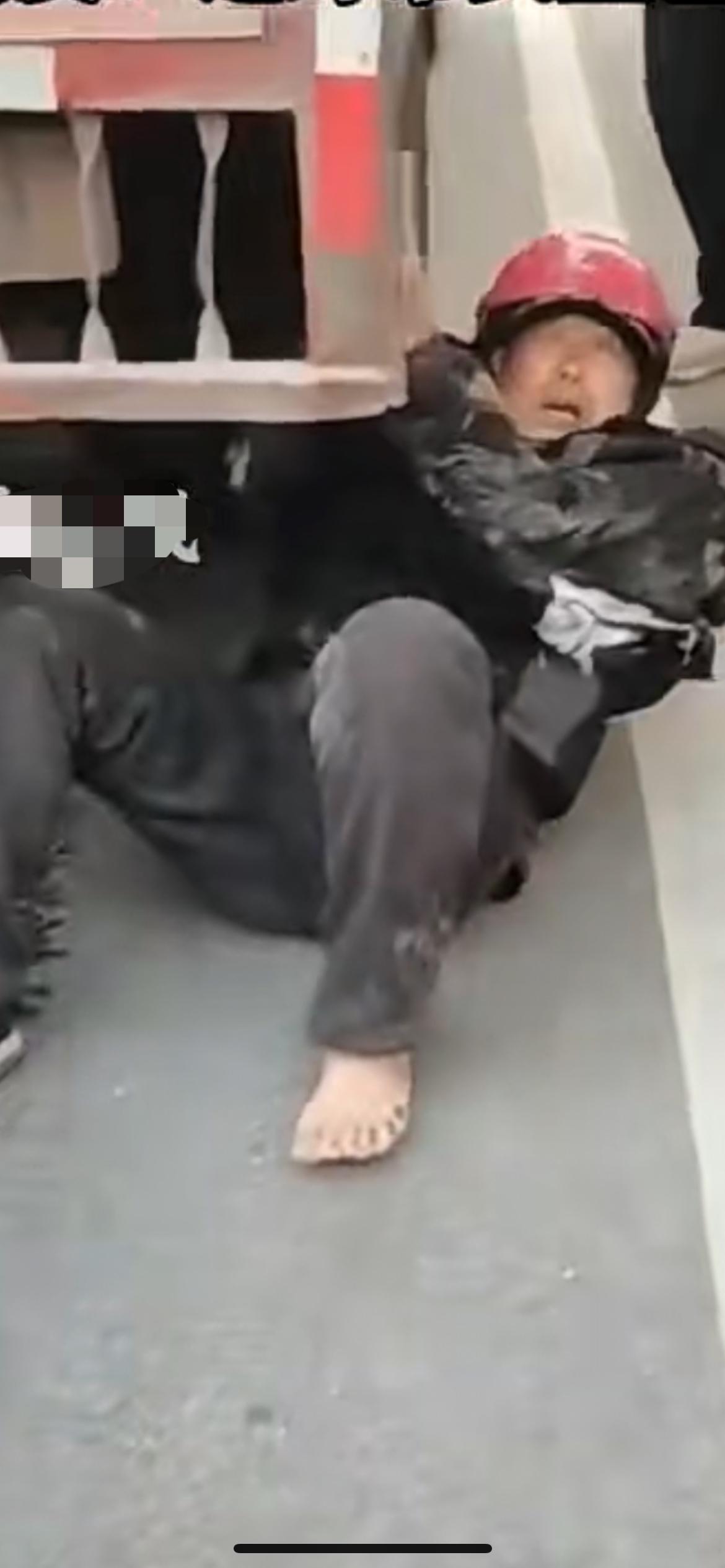 1月7日湖南，男子被挂在货车底部一直拖行，后车看到狂摁喇叭提醒货车底部有人，货车