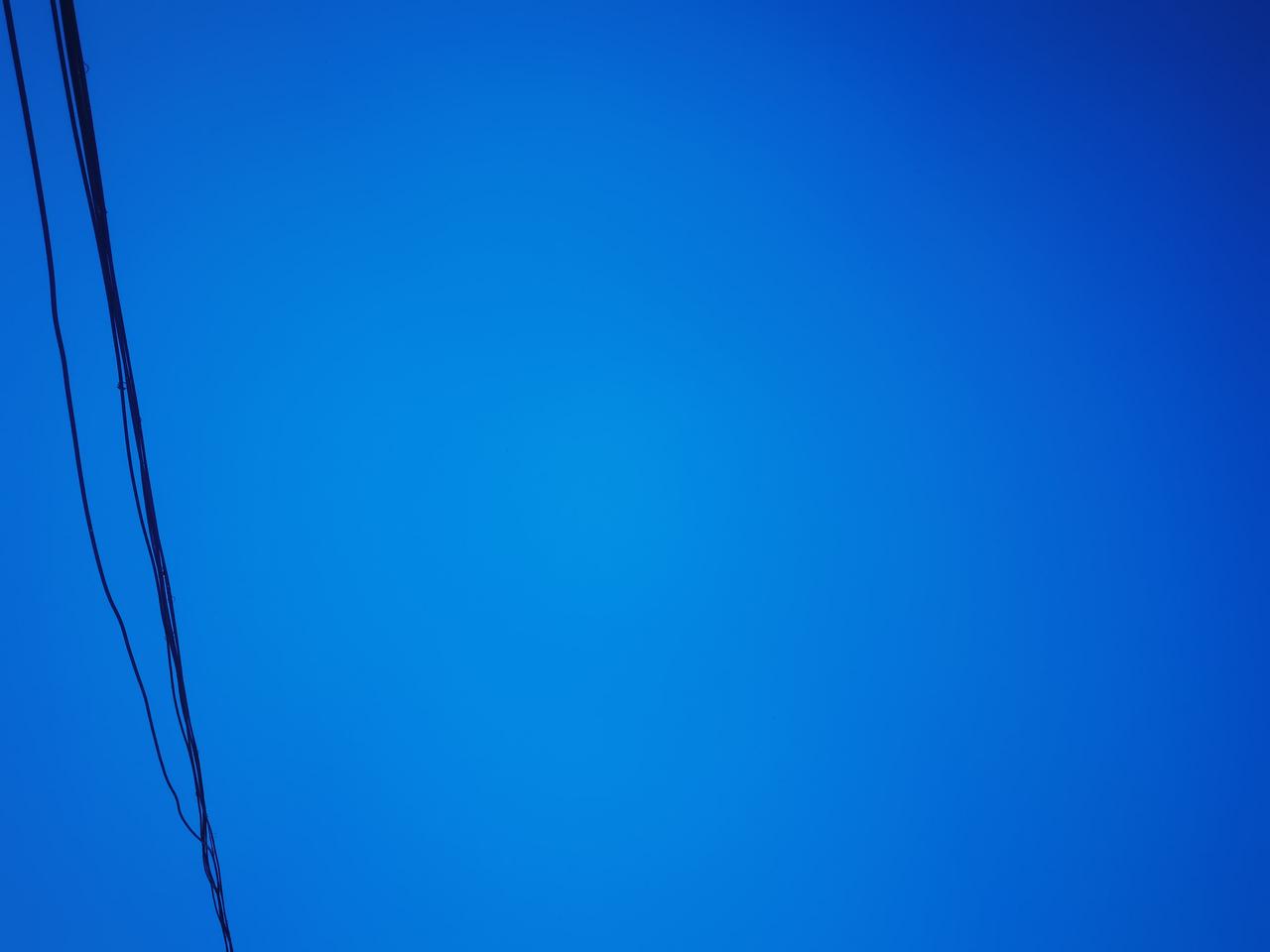 好久没拍到这么蔚蓝的天空了，
连一片白云都看不到，
要是不找个对照物，
都不知道