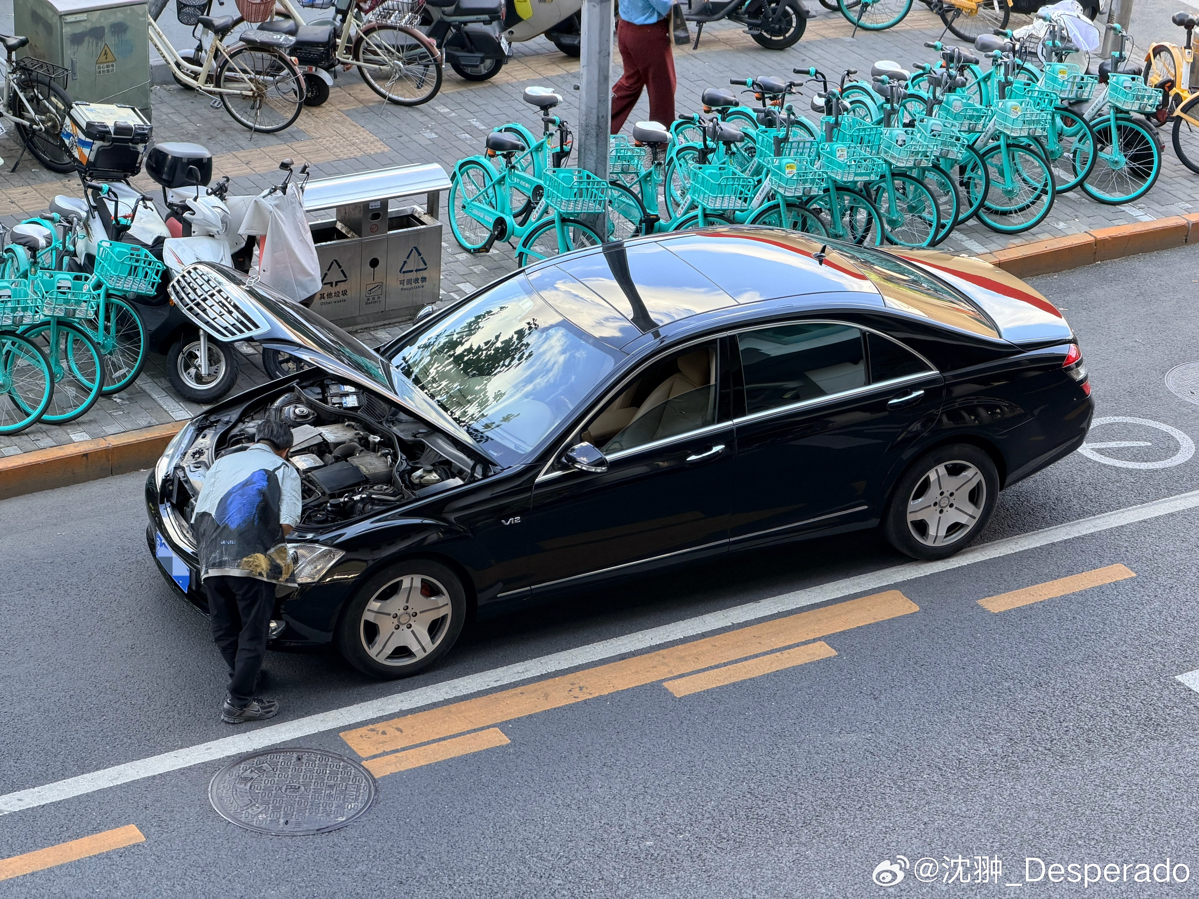 天气一热，老车趴窝。不得不说，这一代W221真是几乎无死角的好看。嗯是几乎，因为
