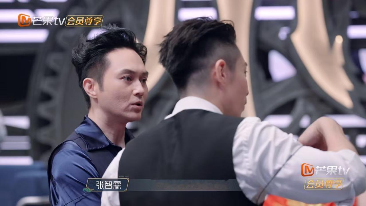 太优秀了
王铮亮和张智霖说:“我的女儿在香港拿了两个（花样滑冰)冠军。”
张智霖