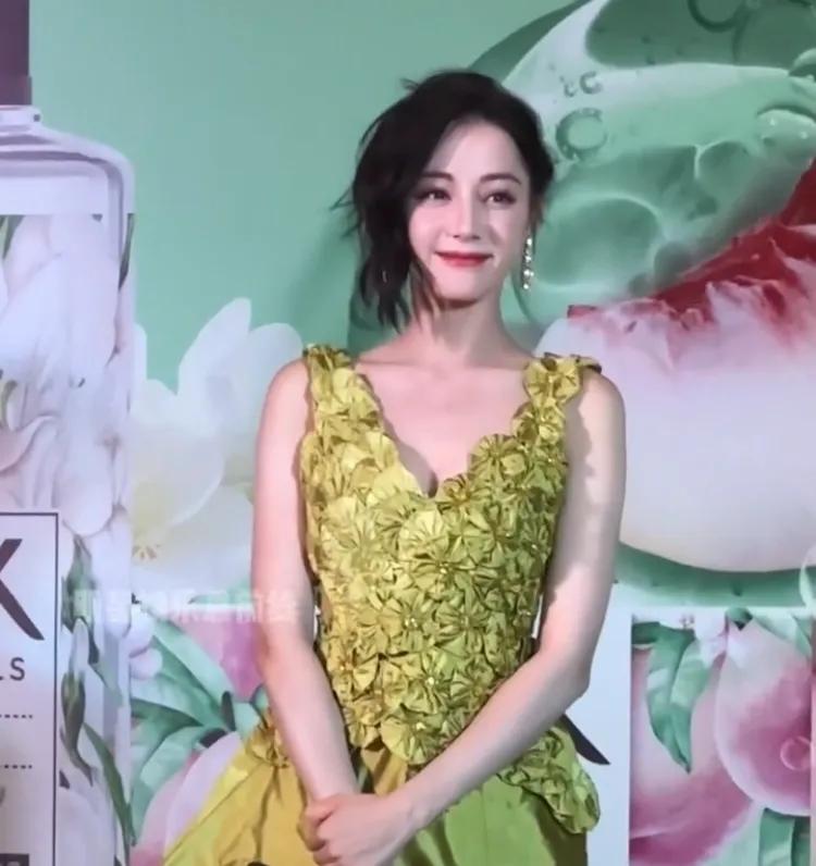 [尬笑][尬笑][尬笑]这个裙子和发型说真的也就是她，换个人就直接灾难咯[捂脸]