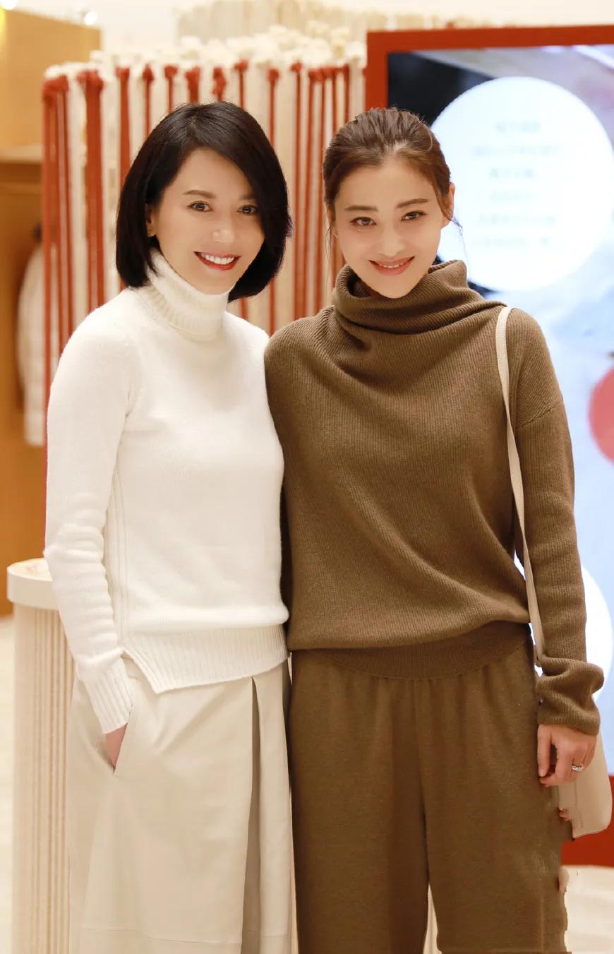 71年的俞飞鸿
75年的梅   婷
俞姐身高165cm
梅姐身高167cm
两人