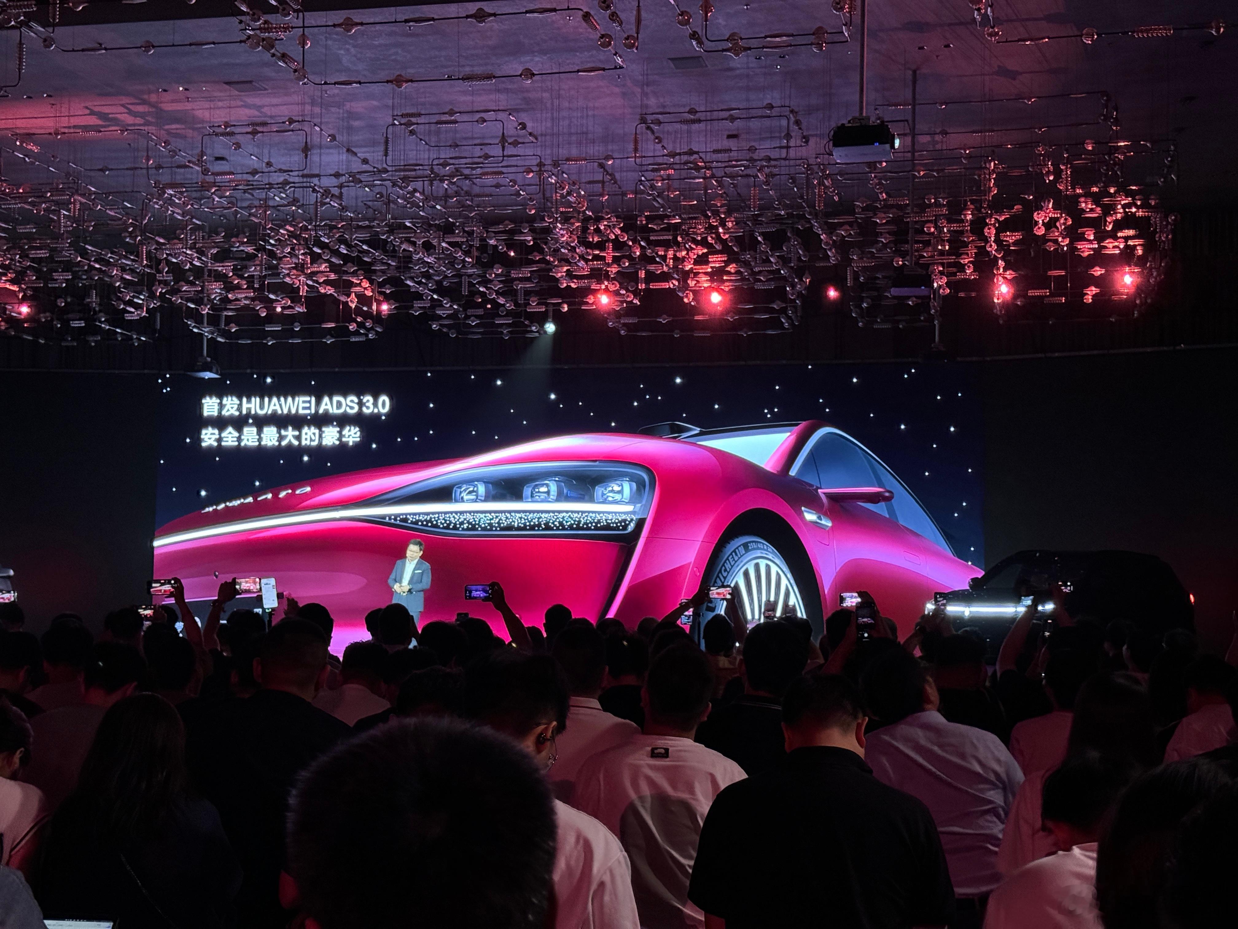 华为和北汽合作的“享界”首款车型S9，今天公布了后排座椅的一张图，满满的迈巴赫味