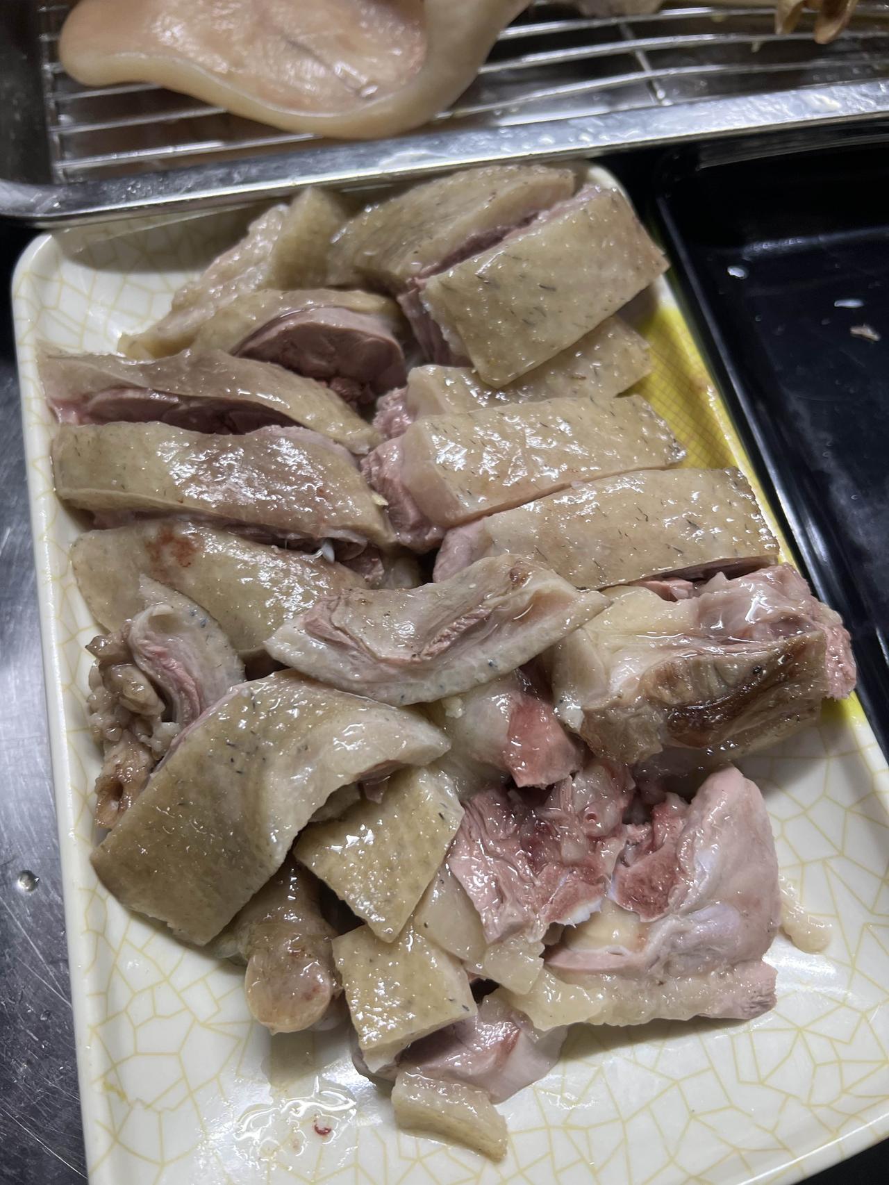 湛江白切鹅68元1斤贵不贵呢？
在湛江，万物皆可白切，如白切鸡白切鸭白切鹅白切猪