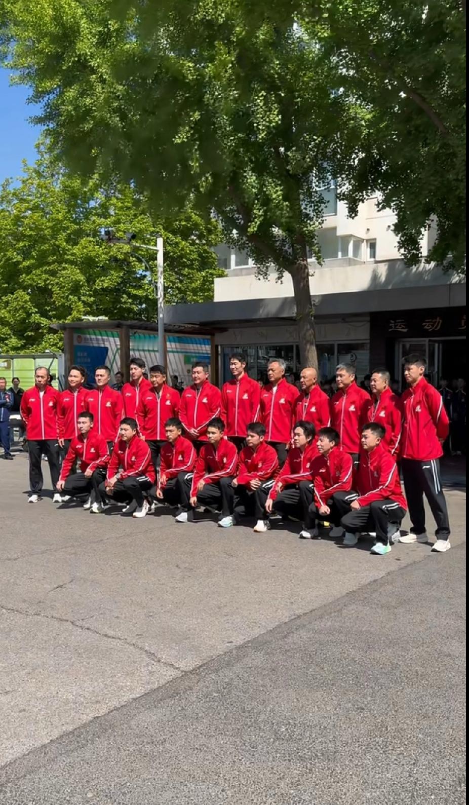 刷到国乒出征伦敦世乒赛的合照，这抹中国红太戳心了！
 
阳光下的运动员公寓前，一