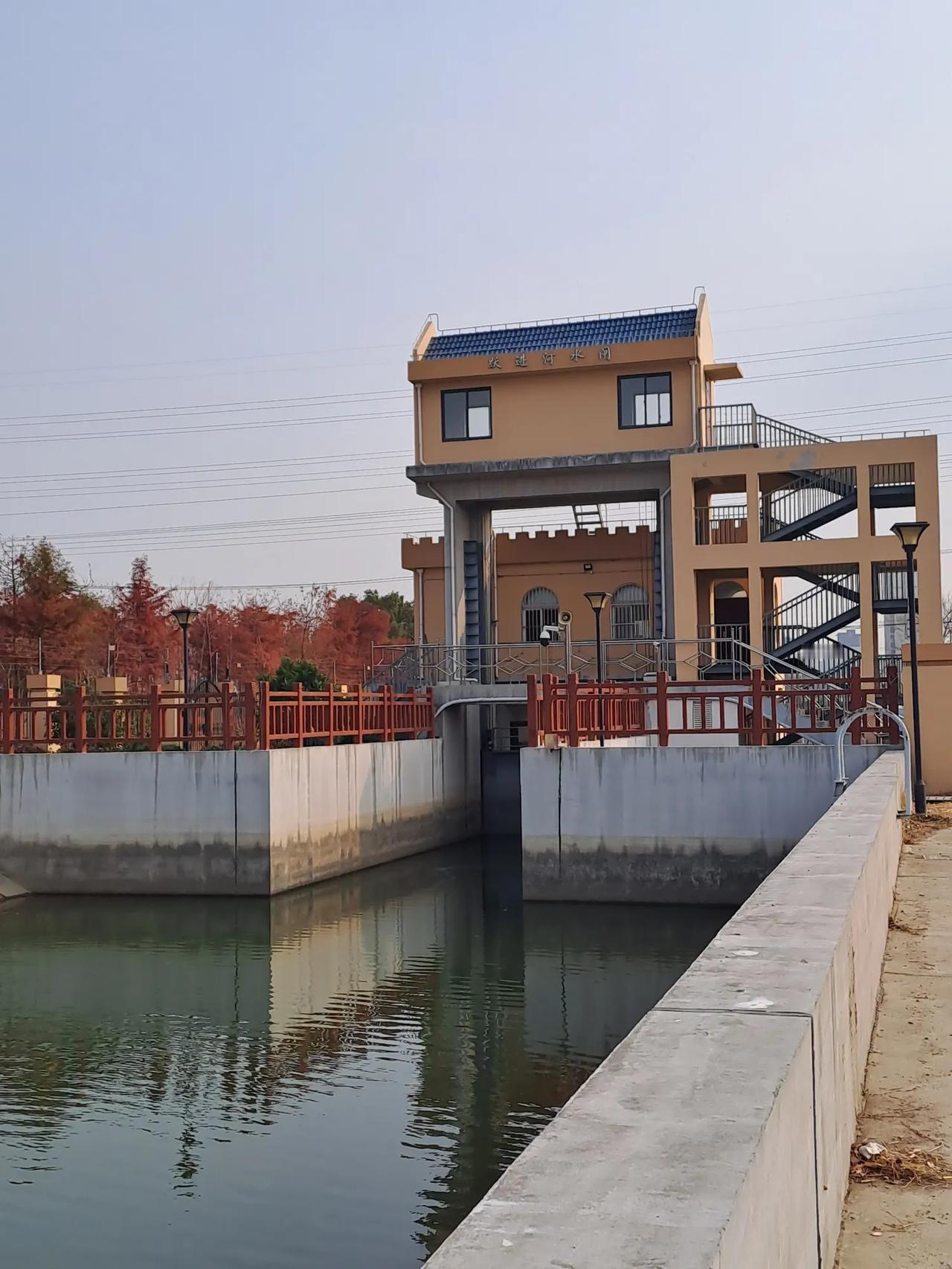 古桥静卧阅沧桑
新闸横跨展新颜
刚好今天拍到新闸照片，灵感顿现：横跨的新闸，以其