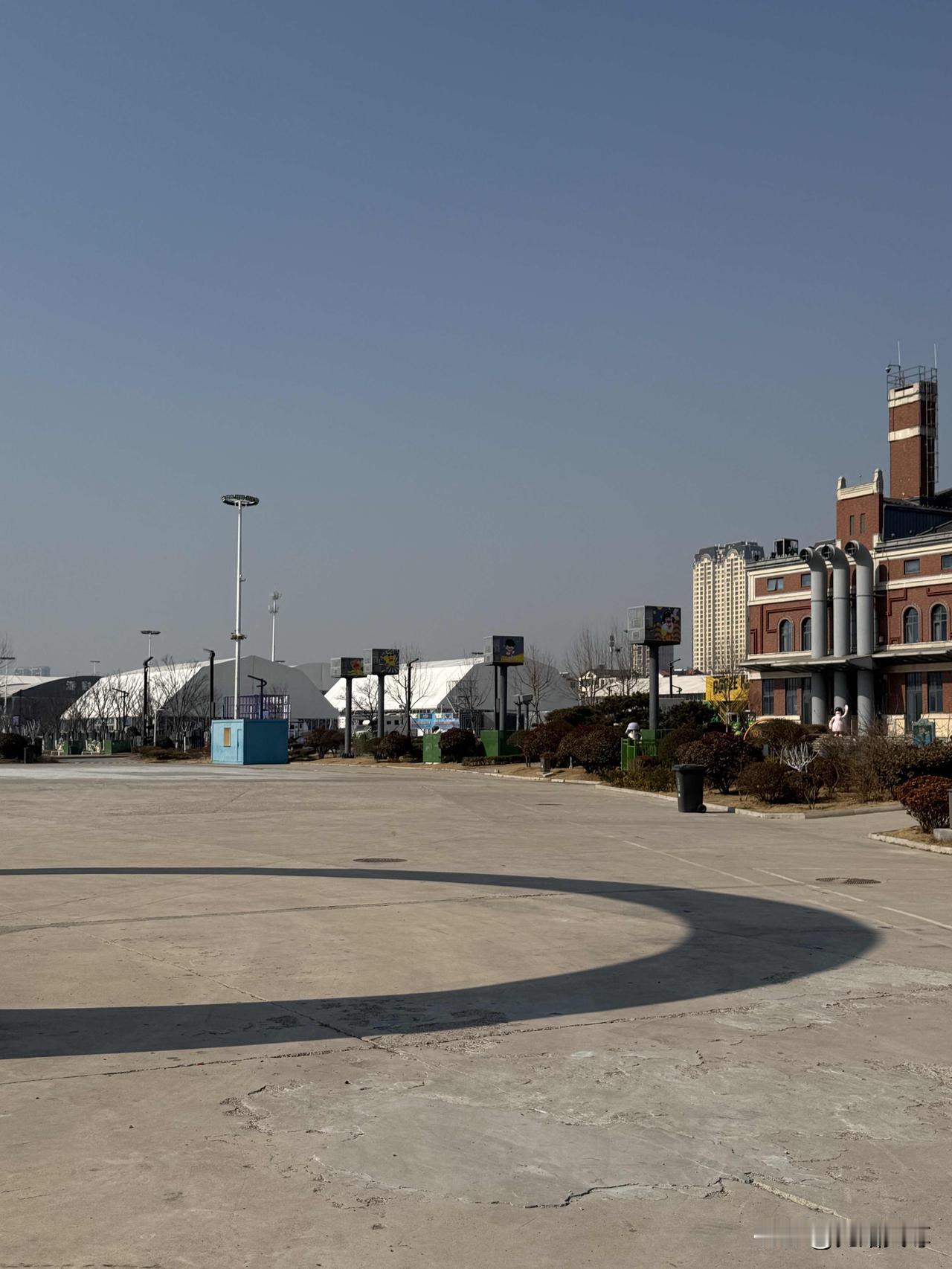 我昨天去了一趟青岛金沙滩啤酒城去玩，我为了体验一下我坐上了公交车隧道3路，我坐在