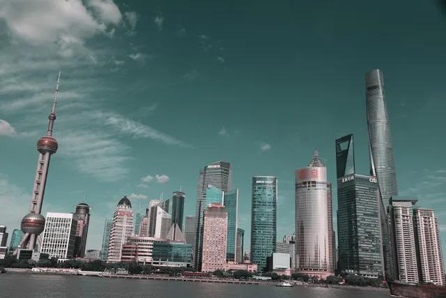 魔都是个魔幻的城市，
住300多万的房子，有可能群租，
住1000多万，还有群租