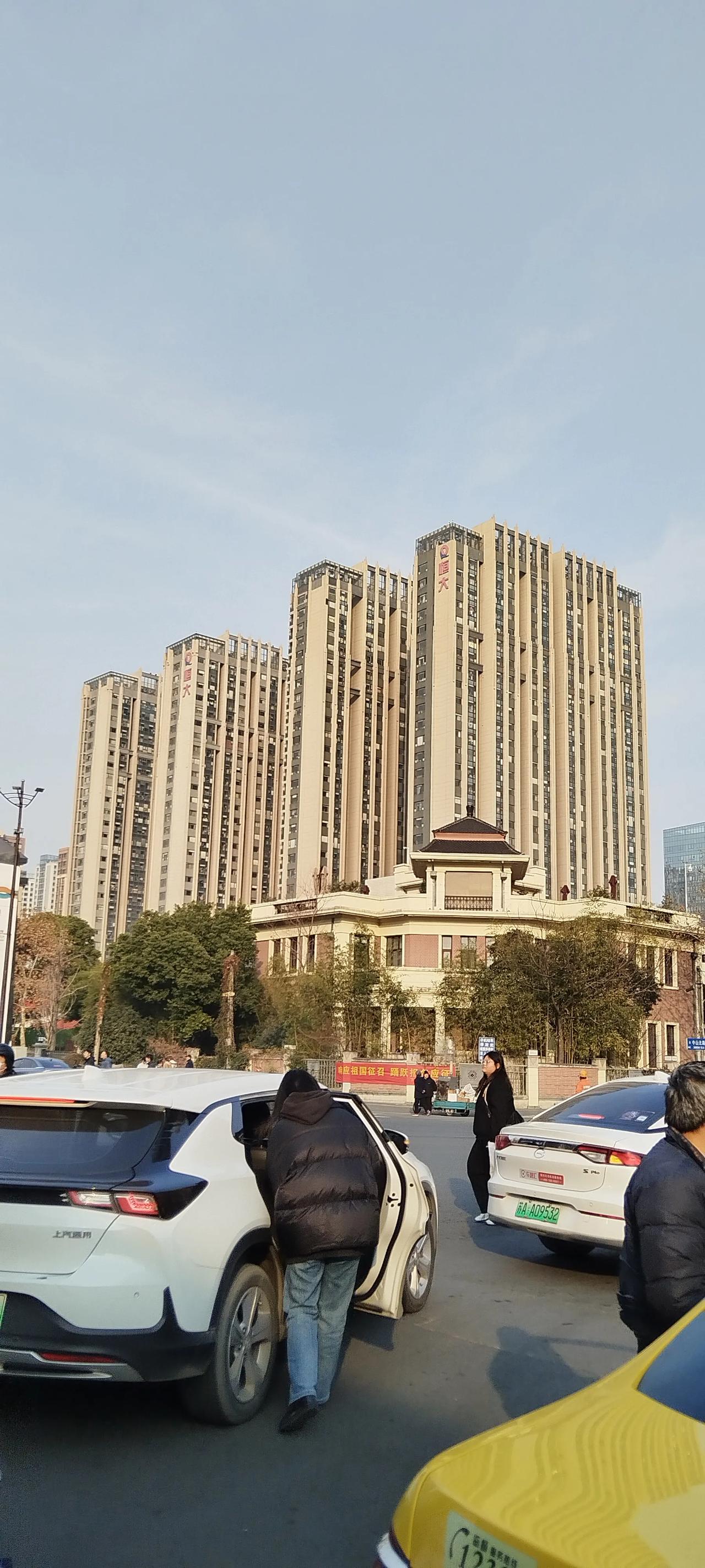 车行都市路，高楼耸苍穹。