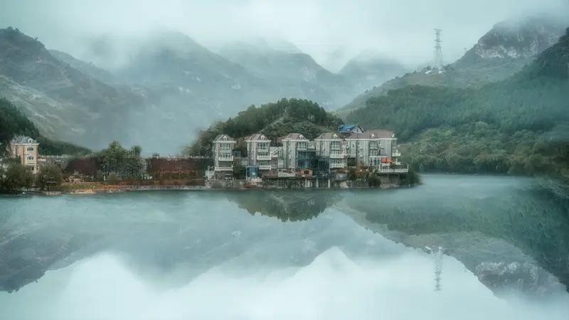 看到“青山藏画意”这个上联，感觉意境超美，青山之中好似藏着一幅天然画卷。我脑海里