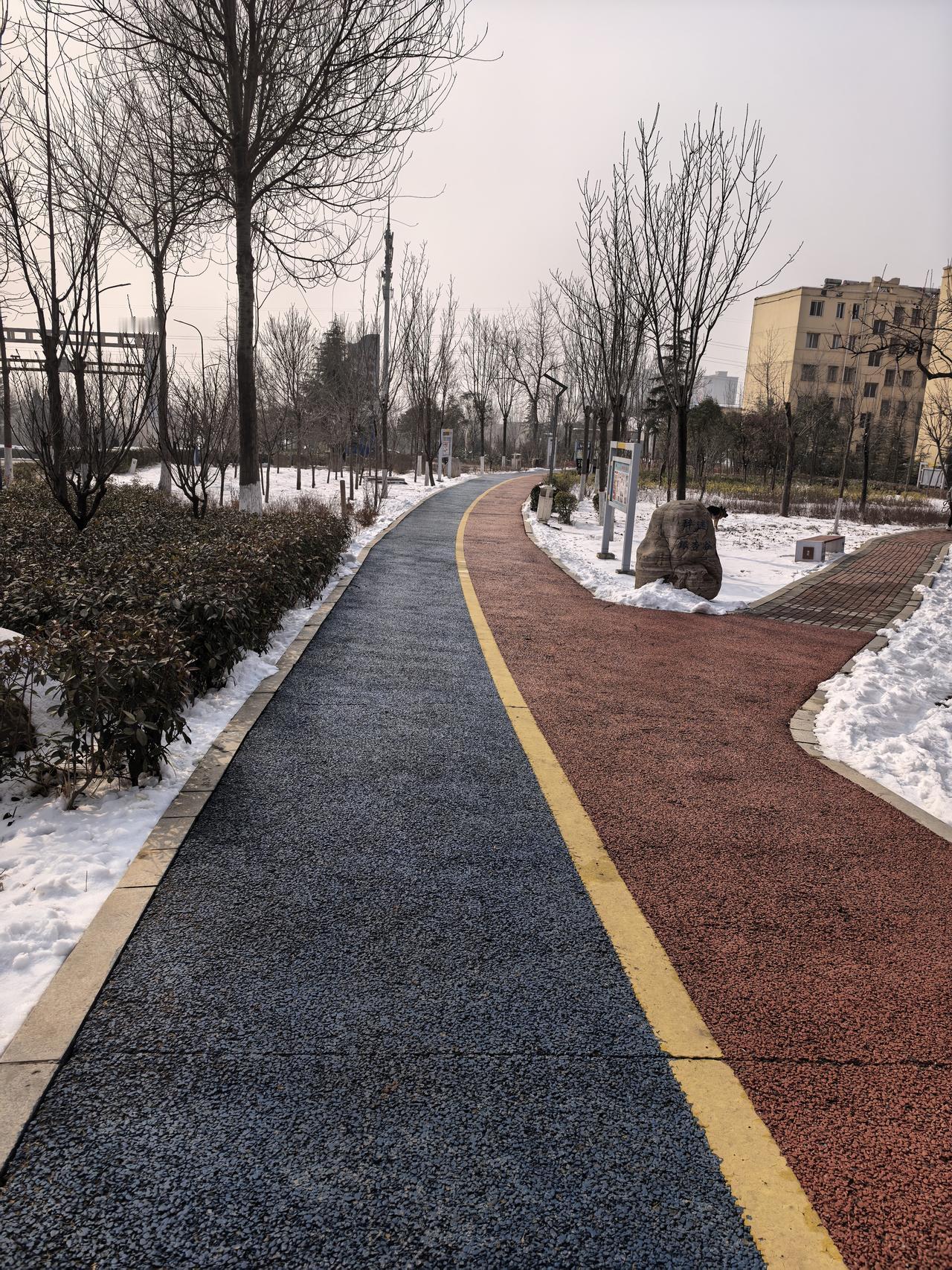 跑步每个月跑多少公里合适呢?
我认为以健康为目的的跑步每个月跑100公里就很合适