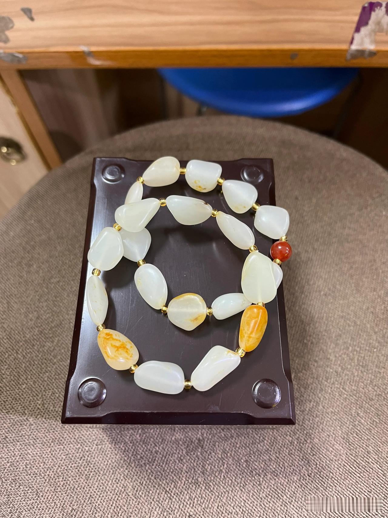 精品籽料原石手串颗颗天然无修。一级白带天然皮色。漂亮