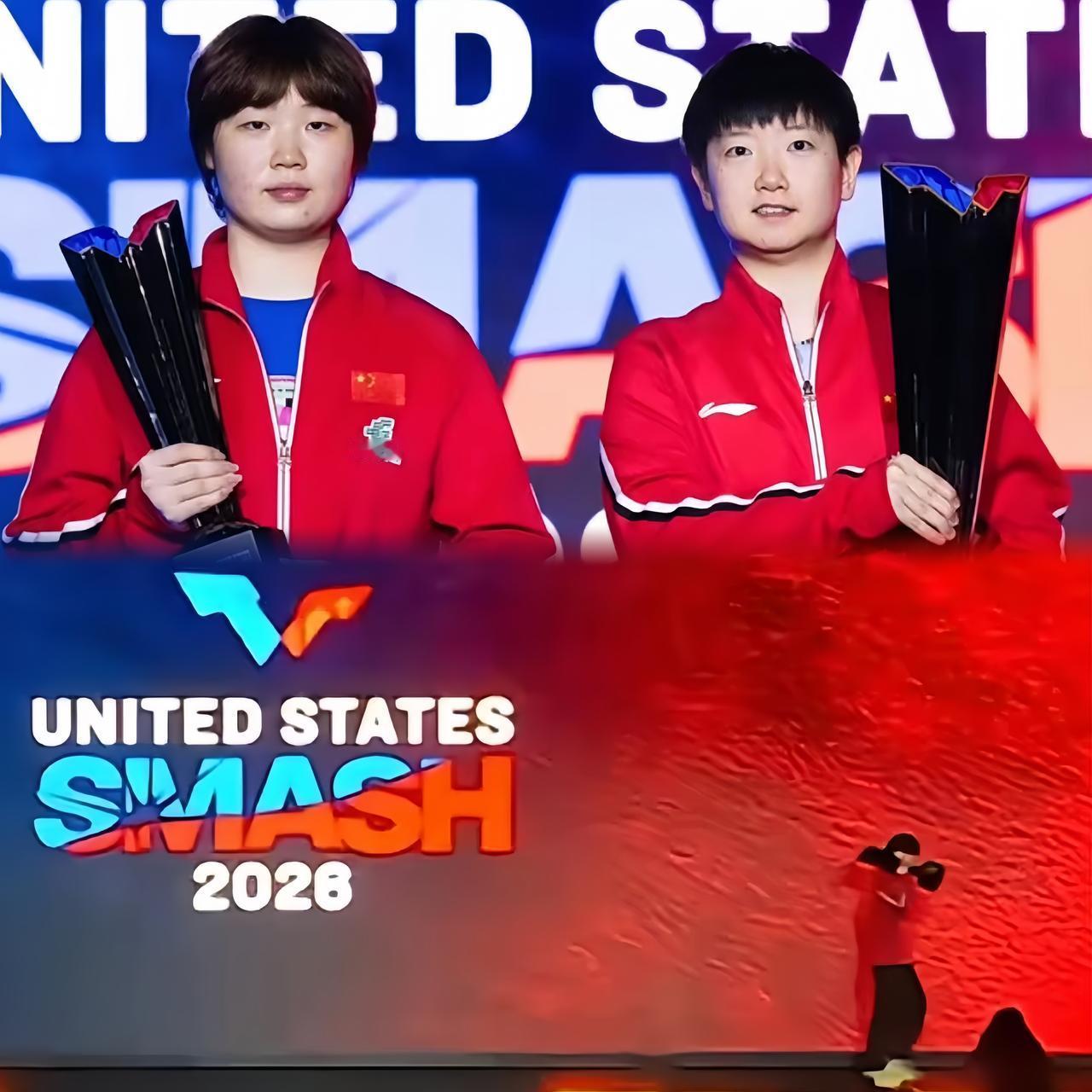 领奖台上的莎莎
笑得也太甜了吧，
恭喜夺冠🏆！
那么大一个奖杯扛在肩上，
小小