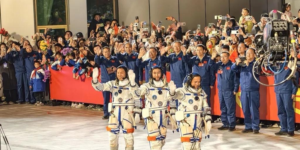 2025年10月31日23时44分，神舟二十一号载人飞船在酒泉卫星发射中心成功发