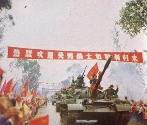 1979年，解放军一名走失的班长正在越南的农田里挖红薯，突然迎面冲过来七八名越军