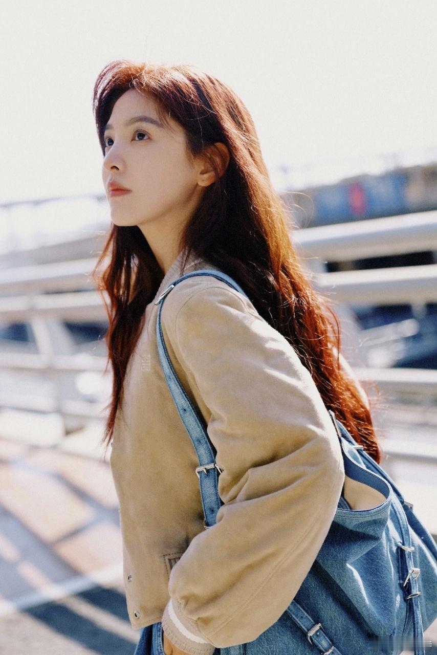 纪梵希2025秋冬女装发布会 章若楠抵达巴黎，一头全新红发瞬间成为焦点。搭配纪梵