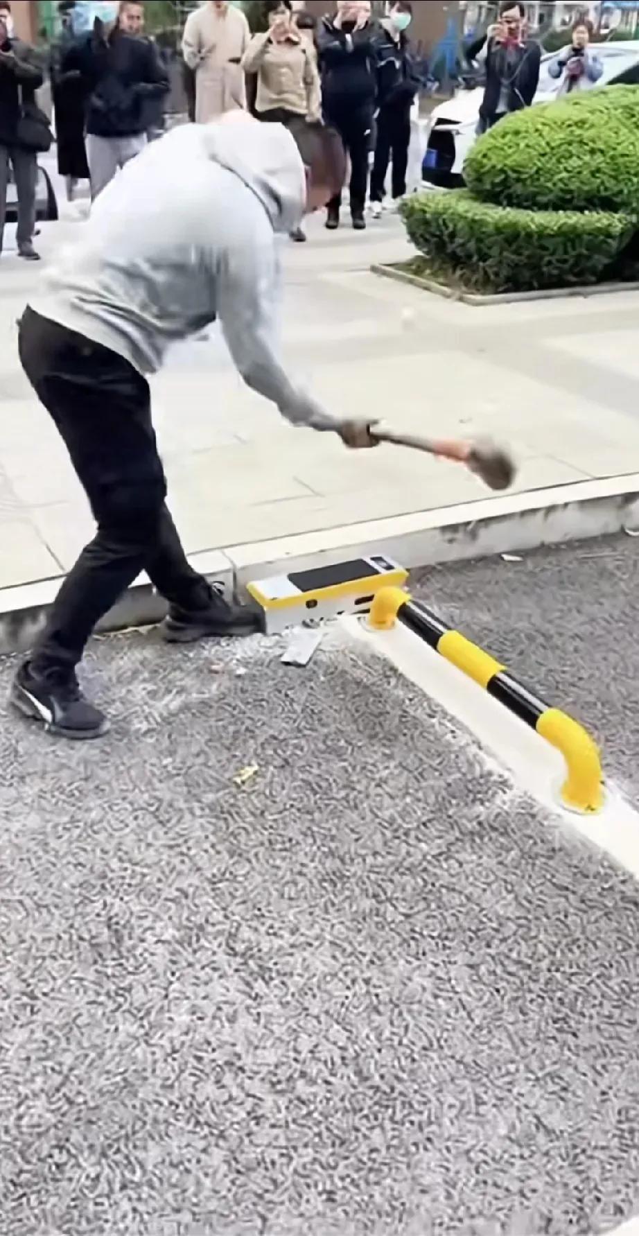 小伙怒砸为哪般？
小伙一句话，大家纷纷拍手叫好
“公路是国家的，画个圈就收费，我