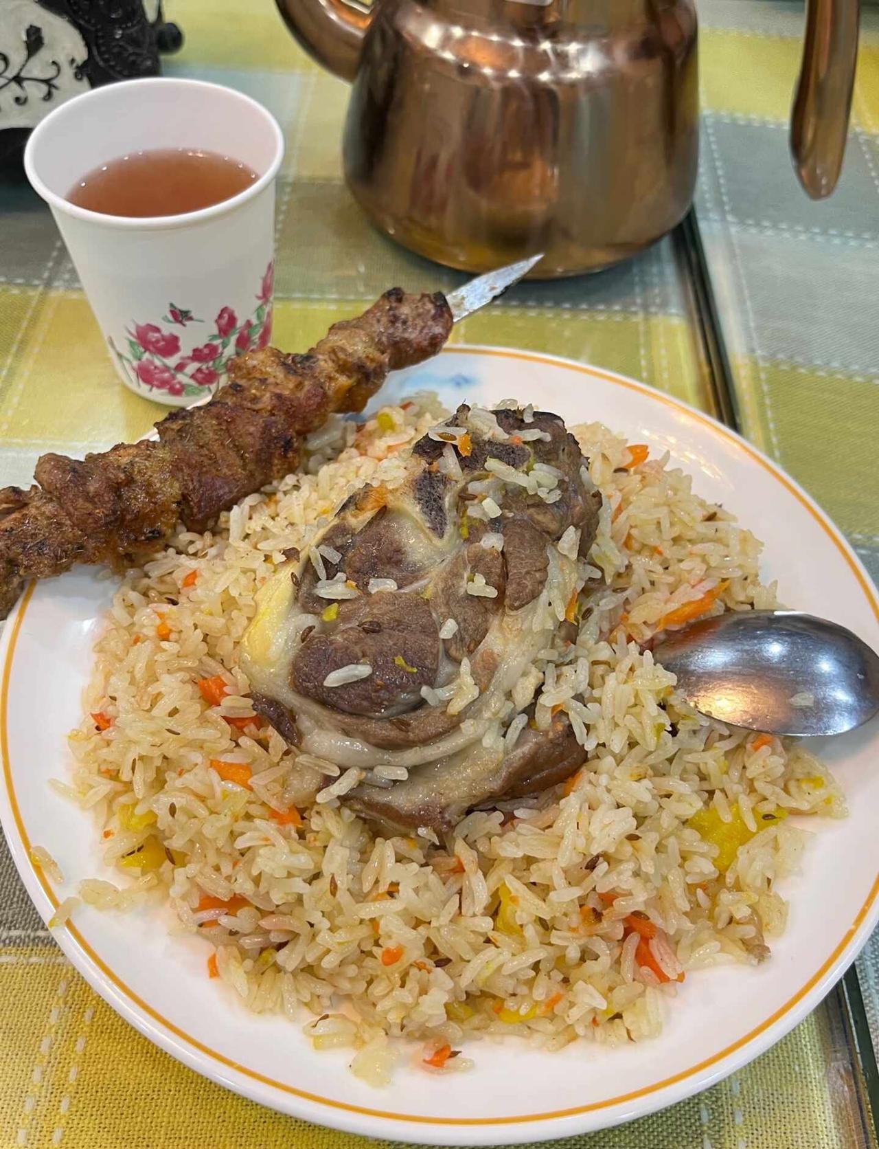广州哪里的新疆手抓饭好吃呀！
本牛马去不了草原，但很喜欢新疆的美食！
大家有没有