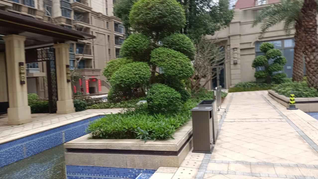 昨天跟同事聚餐的时候，无意中说到房子装修的问题。
比我职位高一级的女同事不无优越