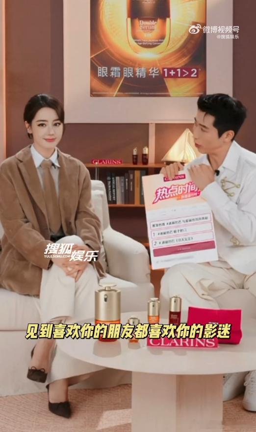 迪丽热巴沉浸式感受观众笑点迪丽热巴以观众视角看钰珑化身普通观众静坐影院，切身感受