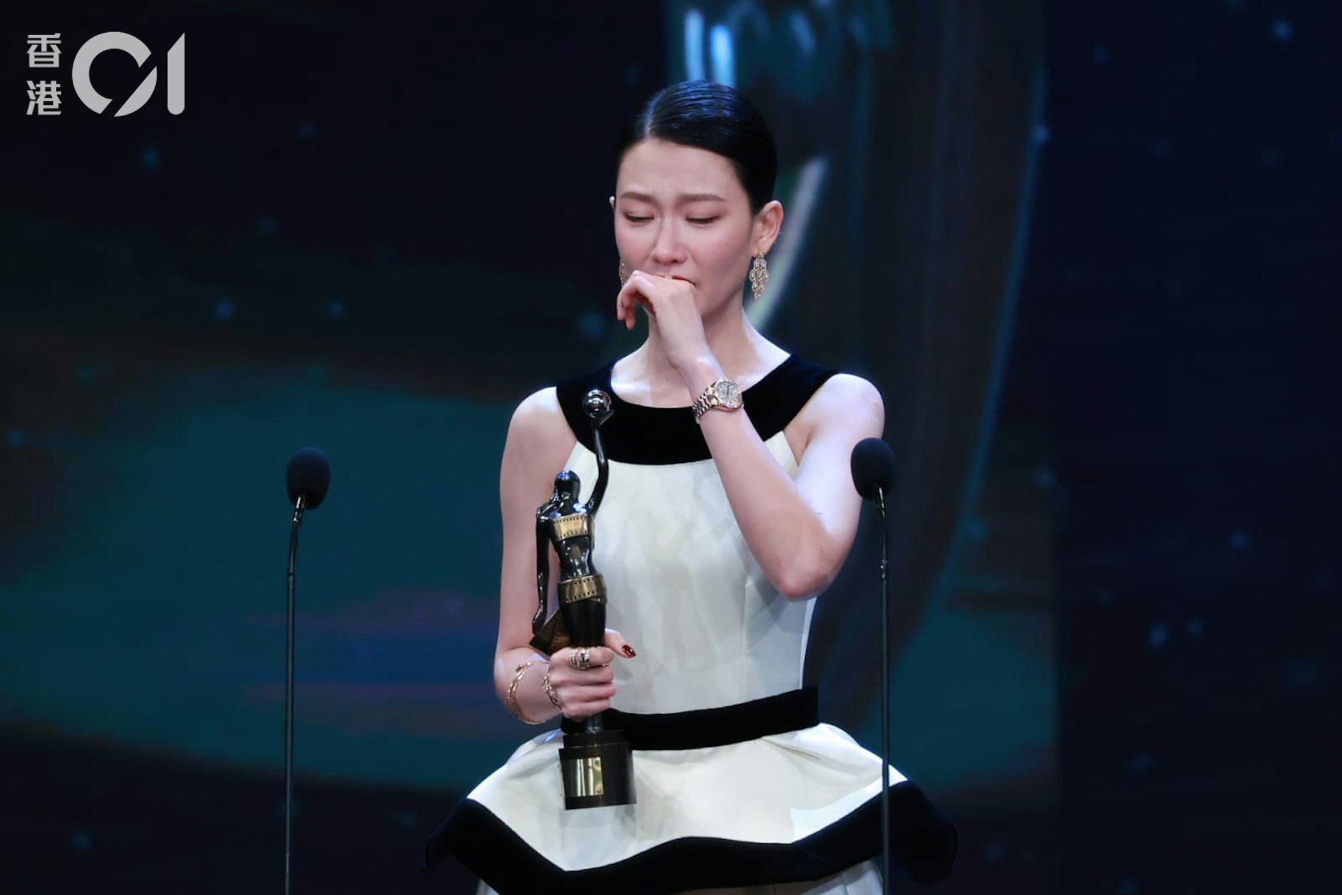 恭喜廖子妤，从《梅艳芳》里的最佳女配角，到《像我这样的爱情》最佳女主角，未来值得