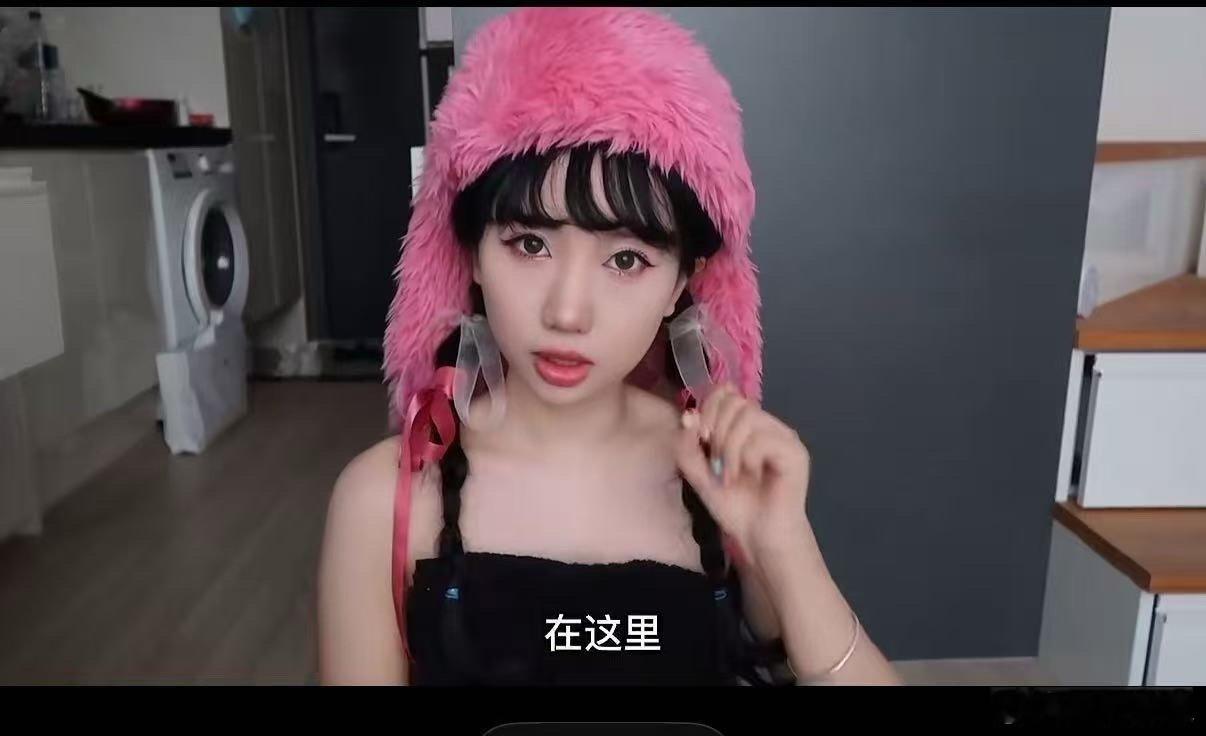 经常看BB大王讲段子，嘴太厉害了，完全忽视了每个视频的妆造都很好看。妆造没有一个