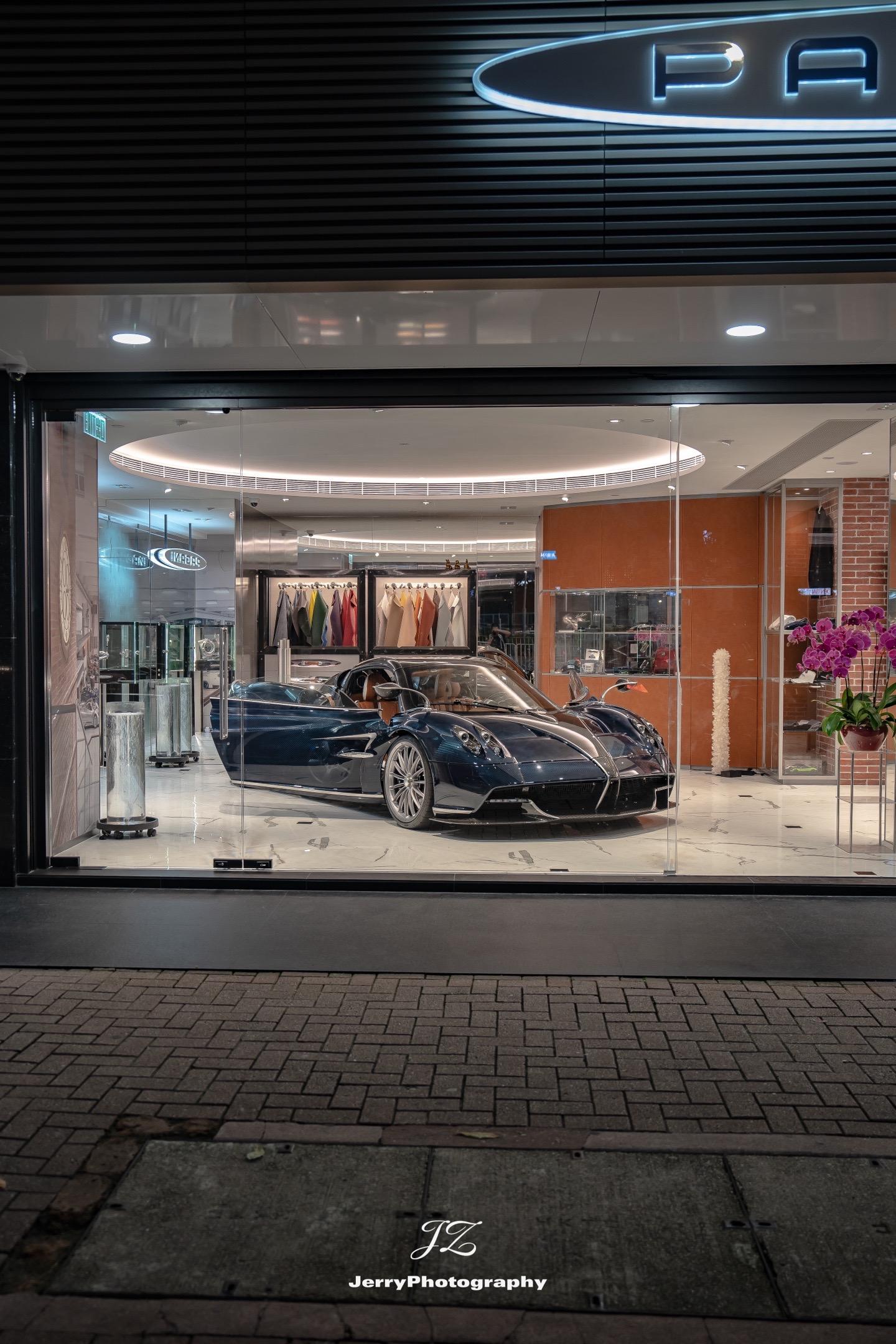 Huayra Roadster.位于湾仔展厅里的敞篷风神，蓝碳车身银色...
