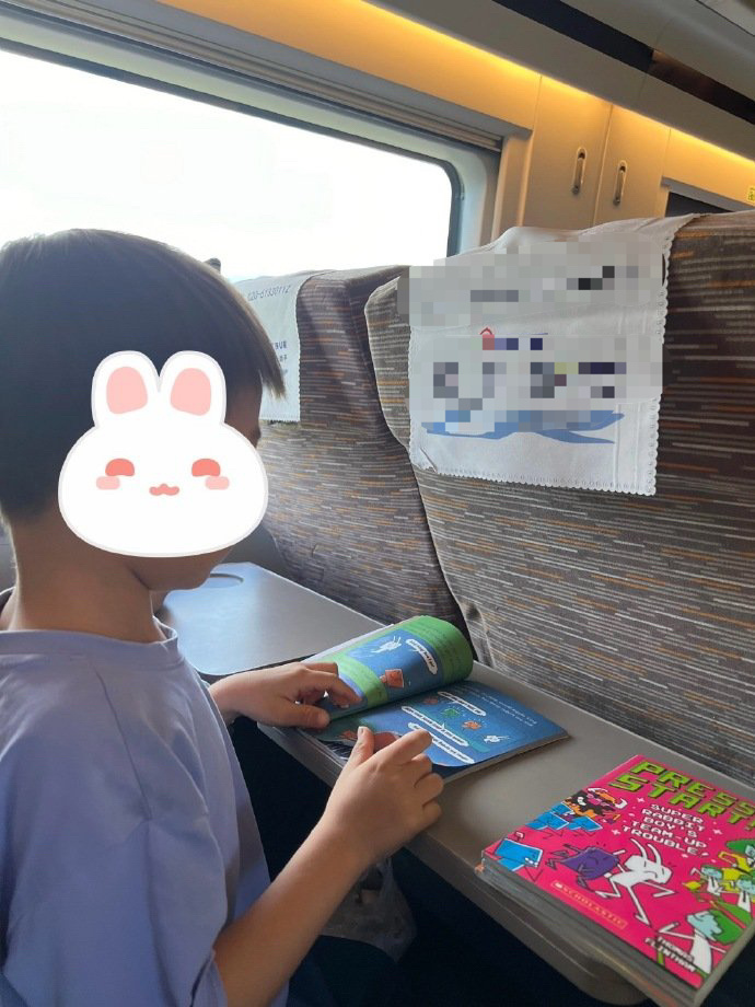 坐高铁被前面小孩说我家孩子装逼 