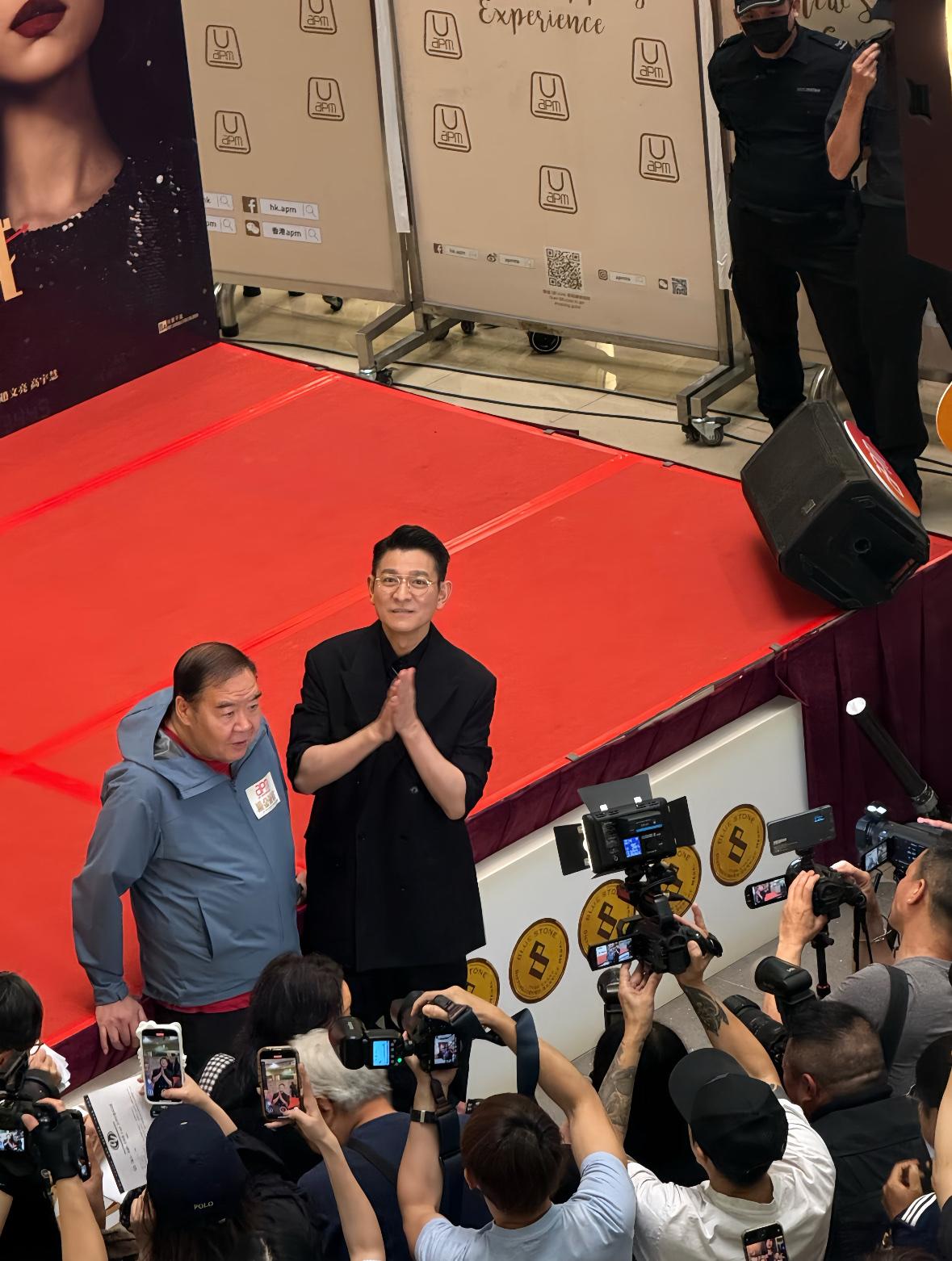 朋友曾在线下遇到过刘德华

她说大家都被骗了

刘德华本人根本不像电视里那样
