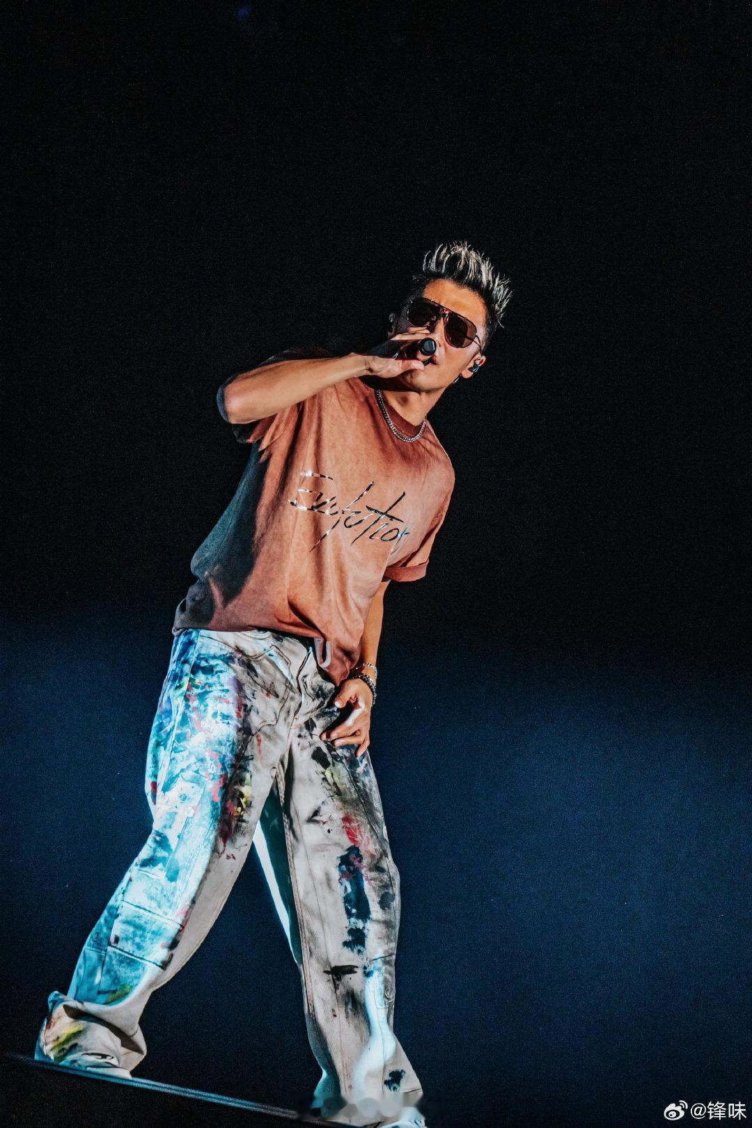 谢霆锋进化路上的同行者 发布会上谢霆锋生动诠释了进化者的姿态：将突破视为天性，把