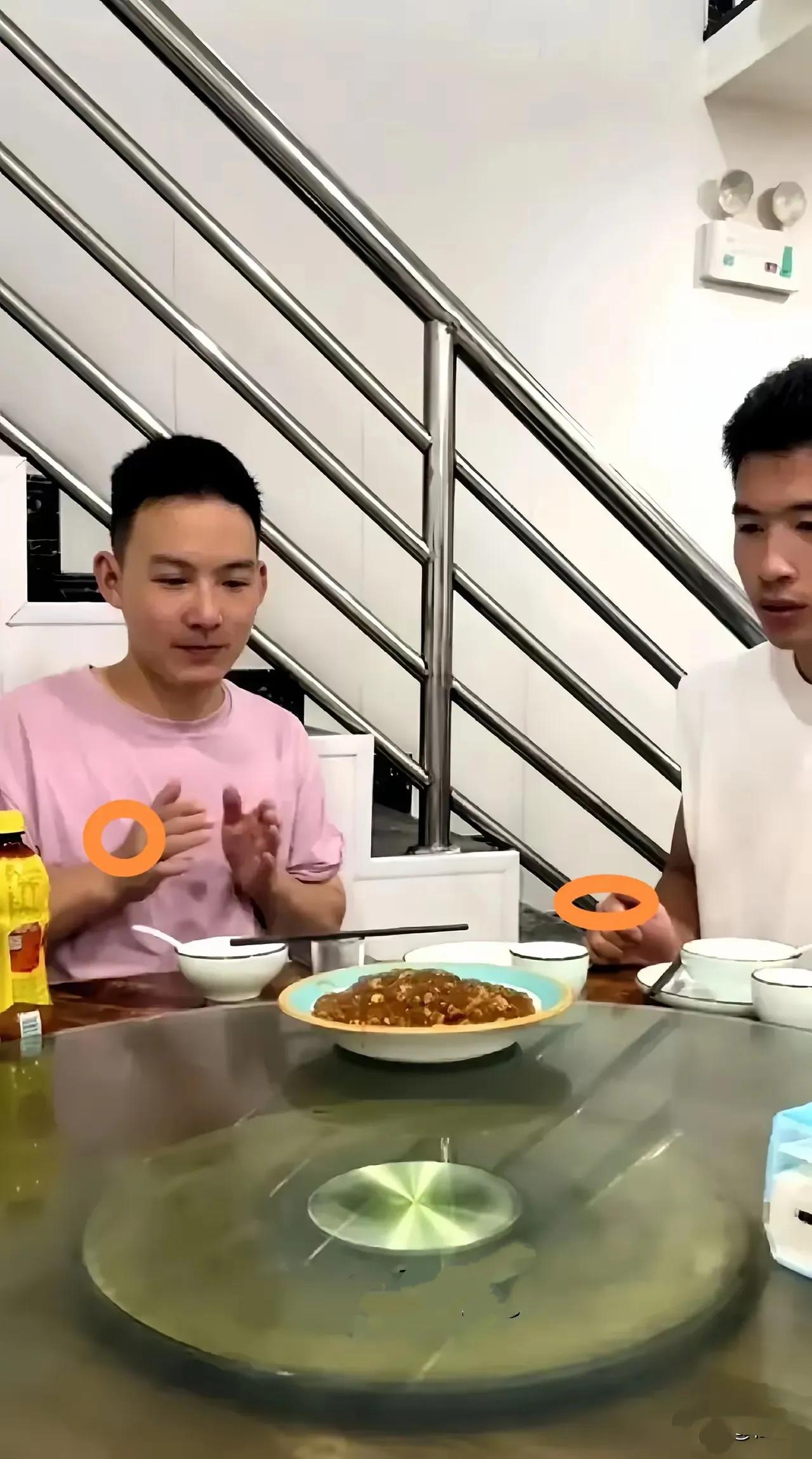 谢浩南的假期选择：回家比挣钱更珍贵

曾经，谢浩南的假期总在陌生城市被“剥削”。
