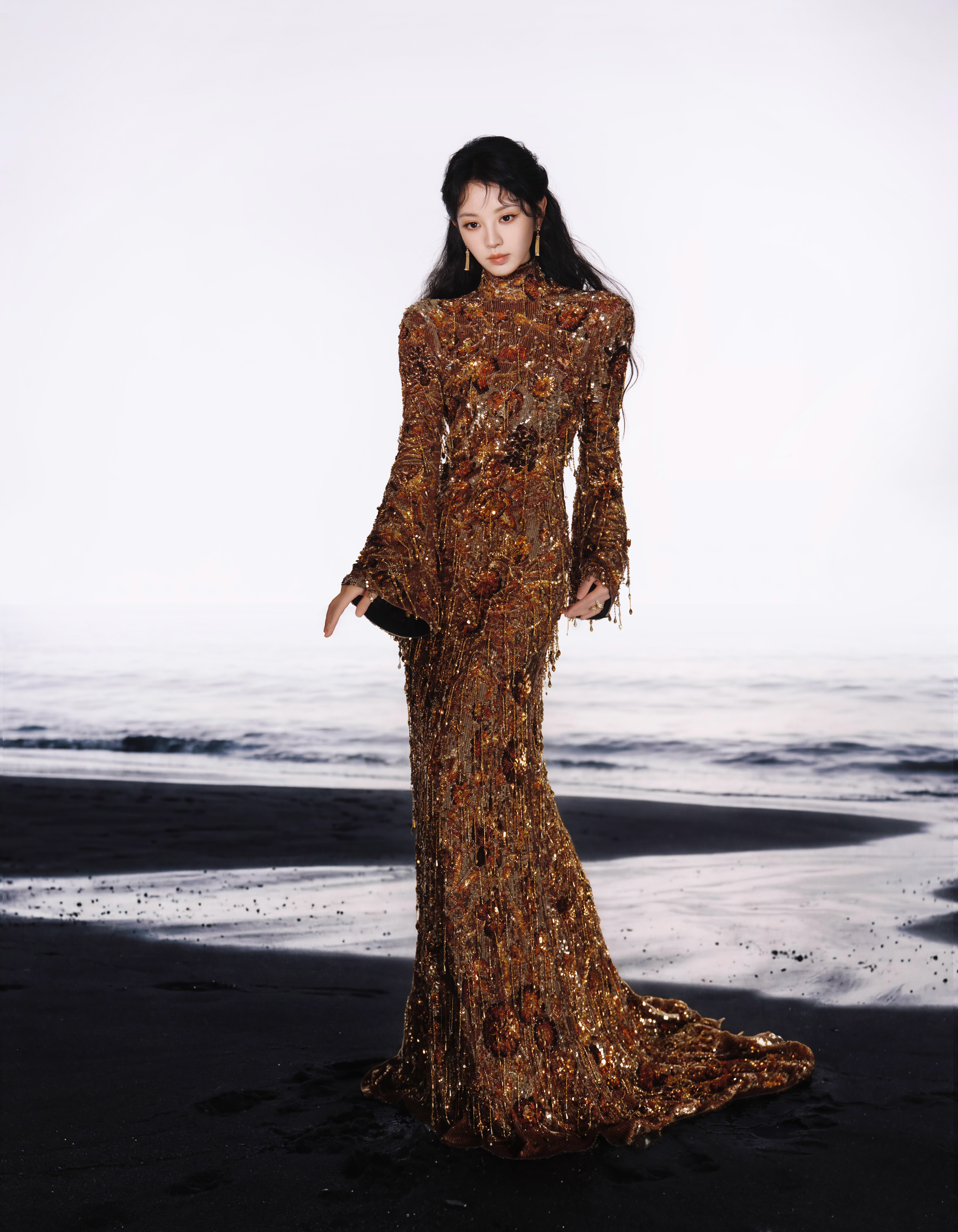 田曦薇今日出席2025星光大赏活动造型大片，带来Gucci by Demna首季