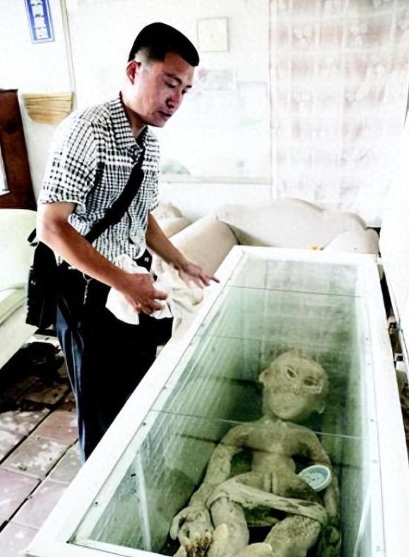2013年，山东滨江男子自称用石头反击UFO，意外电死一个外星人，并冷藏了三个月