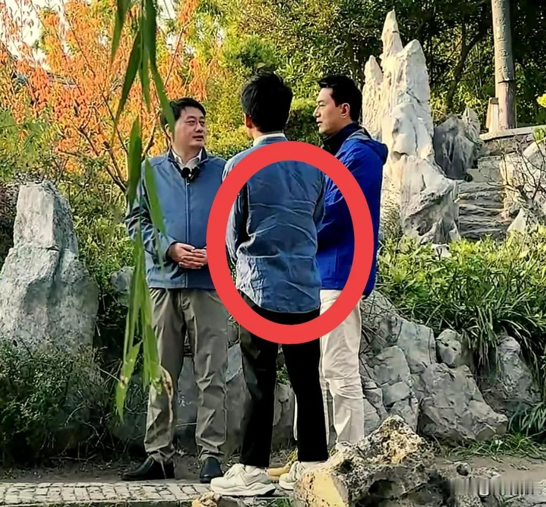 宇辉现在怎么也是亿万富翁了，
这皱皱巴巴的衣服怎么配得上他的身份呢，
虽然节俭是