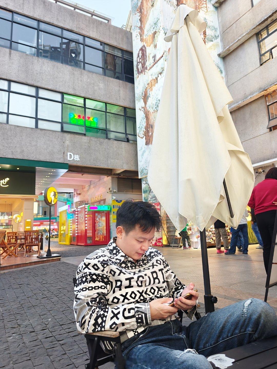 我这衣服很花嘛？我家梁总老是说我这件太花了....... 