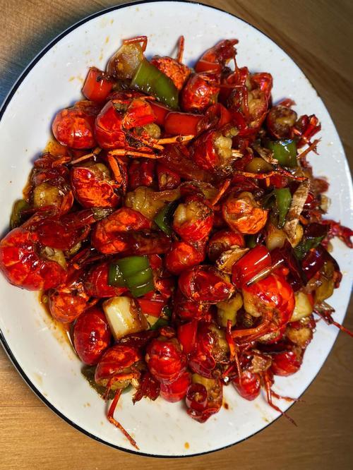 虾球简直是美食界的宝藏！给大家分享两款虾球做法。
低卡芥末虾球清爽解腻。先把虾去