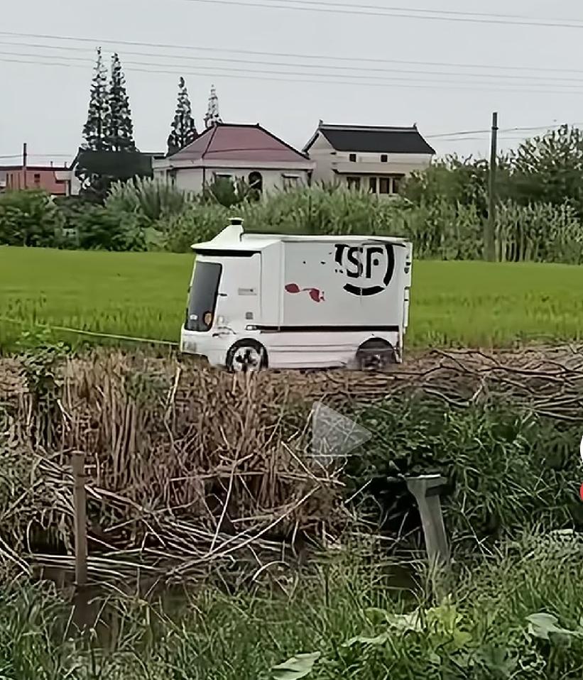 快递的无人配送车跑错地方，是因为路不好，还是因为车载导航出了问题？