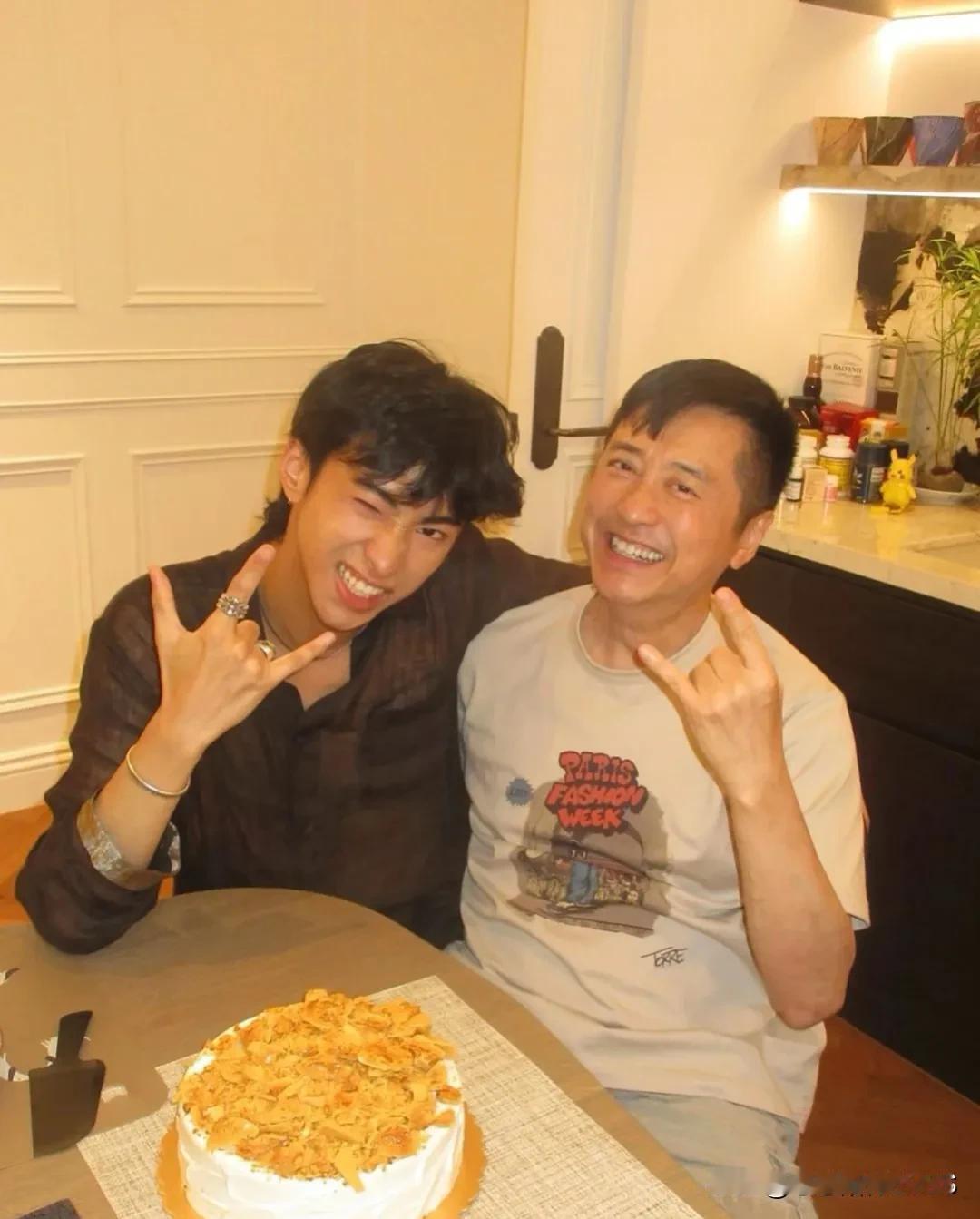 庾澄庆和伊能静，真体面人儿。虽然婚姻不再，但彼此不说一句坏话，孩子也养得棒棒的。