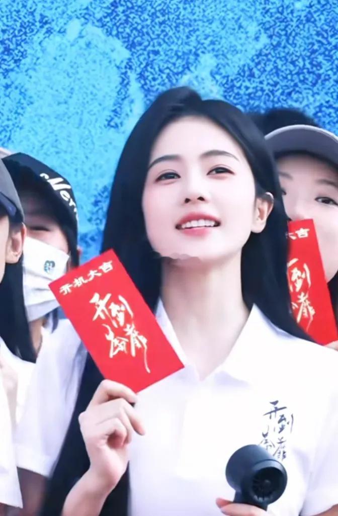 白鹿在出席新剧开机仪式的时候走经典的黑白搭配风格，整个人显得很年轻，气质超好。 