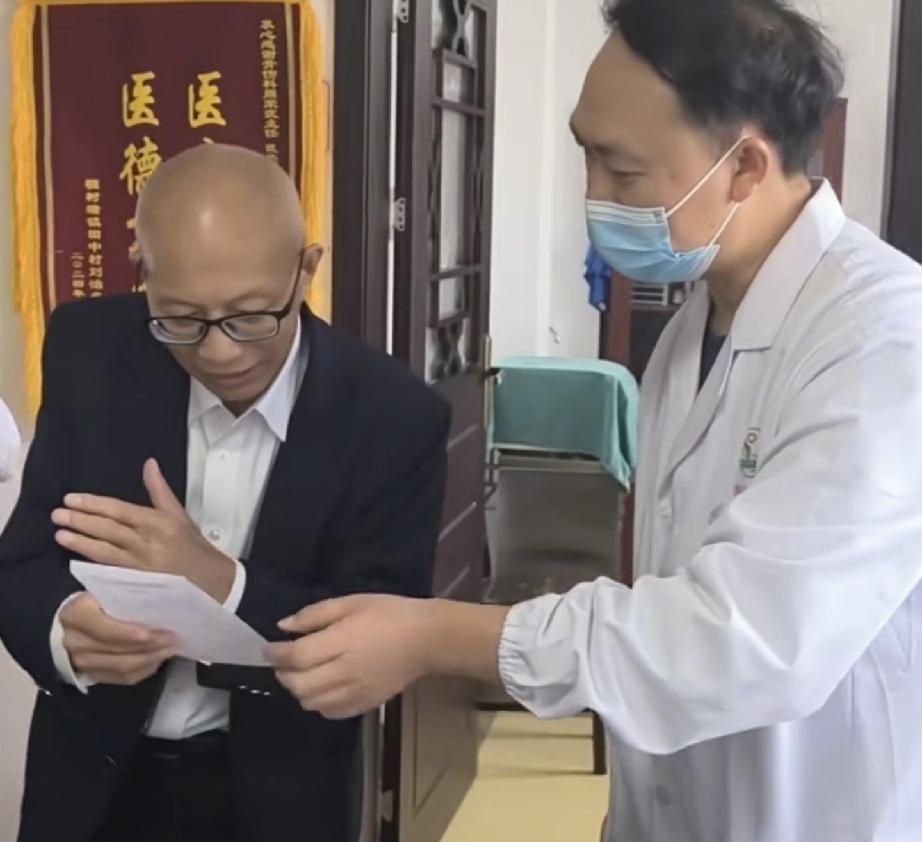 朱博士的手臂今天复查，手臂上的白色纱布也拆掉了，栀葆堂的工作人员带朱博士去复查，