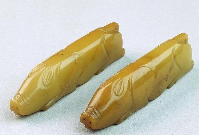 1962年，连云港一小学生，河边捡到一对黄色玉猪,拿回家，母亲觉得不吉利要丢掉，