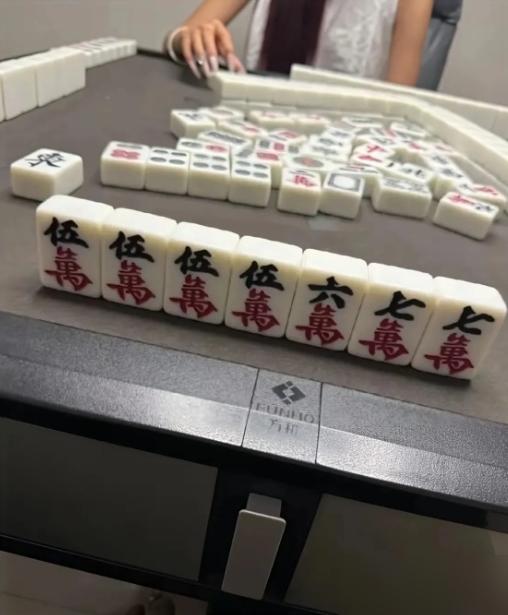 就这牌，四个五万带六七万，能把一半的麻将老手直接干懵。
网上瞬间炸锅了。一帮人